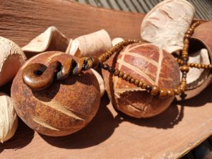 holzperlenschmuck mit unendlich