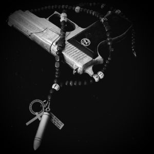 holzschmuck mit anhänger patrone