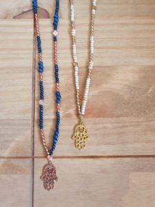 holzperlenschmuck mit hamsa hand varianten